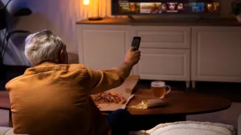 सिर्फ रिमोट से टीवी बंद करते हैं? ये गलती हर महीने बढ़ा रही है आपका खर्च!