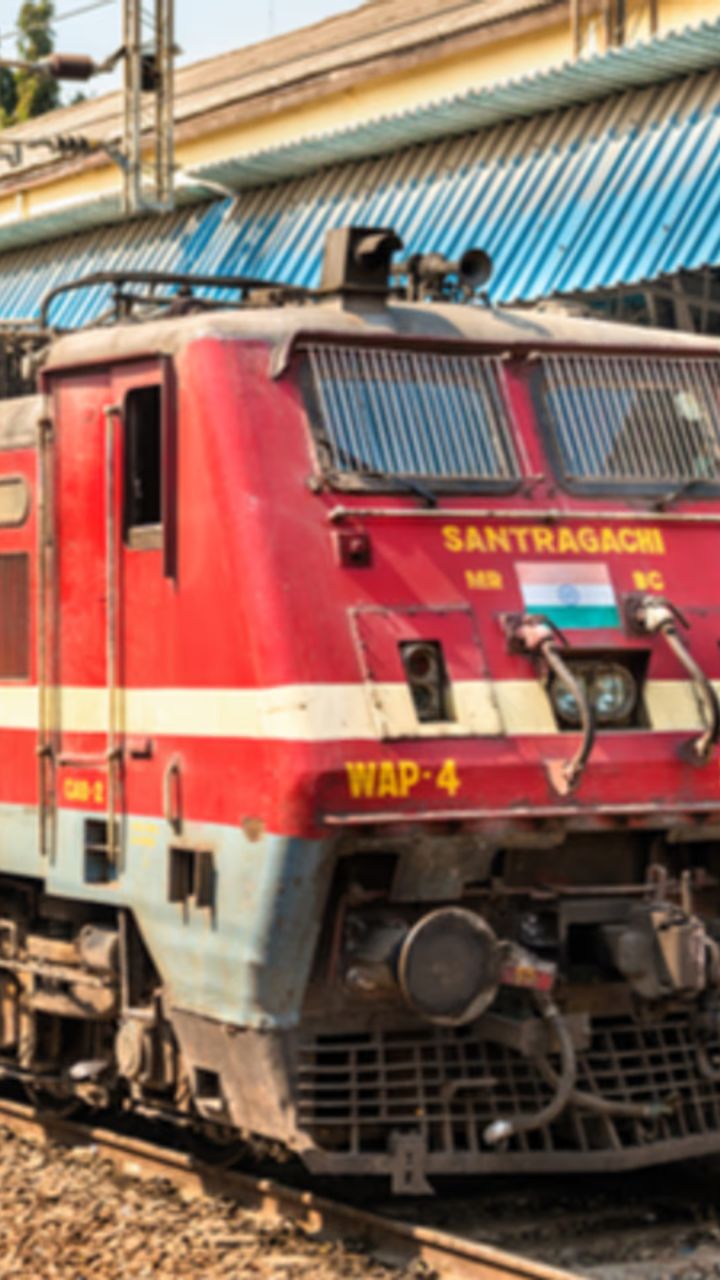 भारतीय रेलवे की इलेक्ट्रिक ट्रेनें कैसे चलती हैं?